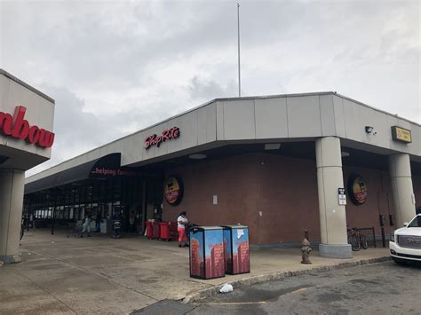 Shoprite east orange - This Shoprite is convenient but a little more attention could be paid to outside cleanliness and the meats could be fresher. some have been left there over time. building needs updating.